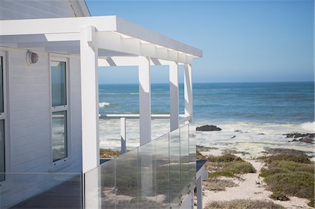 simsearch:6105-07744389,k - Beach house and balcony overlooking ocean Stock Photo - Premium Royalty-Free, Code: 6113-07242580