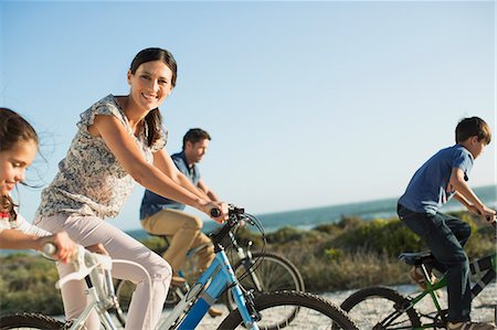 Family riding bicycles on beach Photographie de stock - Premium Libres de Droits, Code: 6113-07242519