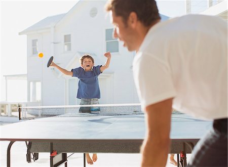 strandhaus - Father and son playing table tennis outdoors Stockbilder - Premium RF Lizenzfrei, Bildnummer: 6113-07242530