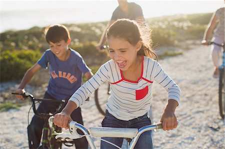 family on bikes - Family riding bicycles on sunny beach Photographie de stock - Premium Libres de Droits, Code: 6113-07242532