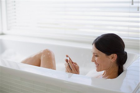 Woman using cell phone in bubble bath Stockbilder - Premium RF Lizenzfrei, Bildnummer: 6113-07242647