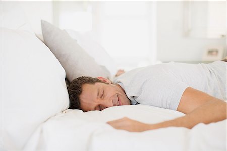 dormir - Man sleeping on bed Foto de stock - Sin royalties Premium, Código: 6113-07242666