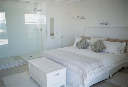 Bed, shower and trunk in modern bedroom Foto de stock - Sin royalties Premium, Código: 6113-07242633