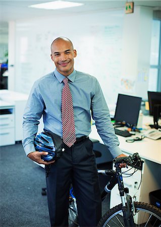 Businessman with bicycle in office Foto de stock - Sin royalties Premium, Código: 6113-07242753
