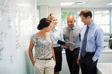 Business people talking at whiteboard in office Photographie de stock - Premium Libres de Droits, Code: 6113-07242754