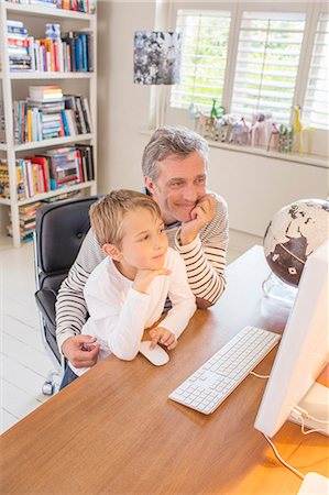 Father and son using computer together Photographie de stock - Premium Libres de Droits, Code: 6113-07242854