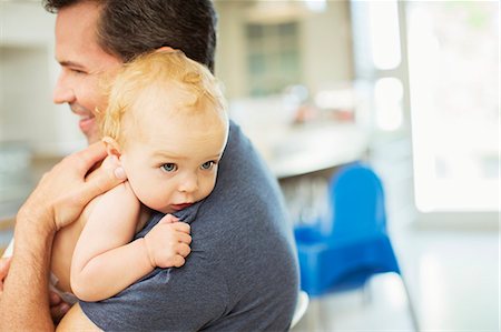 simsearch:6113-07242846,k - Father holding baby in kitchen Foto de stock - Sin royalties Premium, Código: 6113-07242860