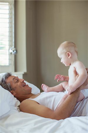 simsearch:6113-07242846,k - Father and baby relaxing on bed Foto de stock - Sin royalties Premium, Código: 6113-07242868