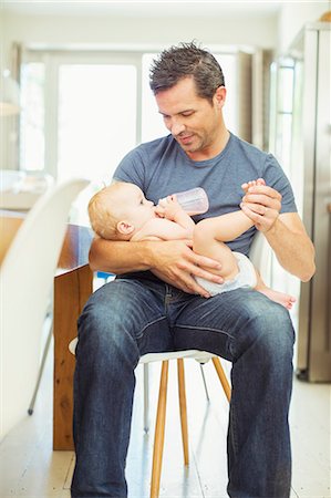 simsearch:6113-07242846,k - Father feeding baby in kitchen Foto de stock - Sin royalties Premium, Código: 6113-07242883