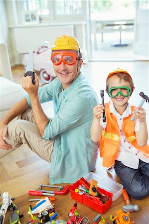 scie - Father and son playing with construction toys Photographie de stock - Premium Libres de Droits, Code: 6113-07242805