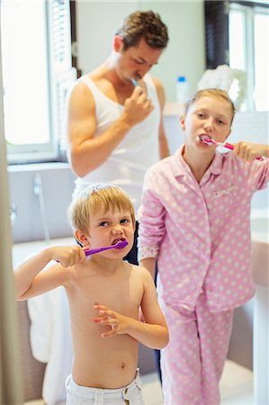 Father and children brushing teeth in bathroom Foto de stock - Sin royalties Premium, Código: 6113-07242949