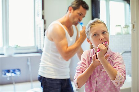 pajama - Father and daughter brushing teeth in bathroom Foto de stock - Sin royalties Premium, Código: 6113-07242958