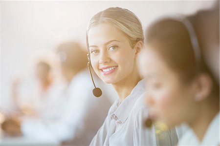 Businesswoman wearing headset in office Foto de stock - Sin royalties Premium, Código: 6113-07243052