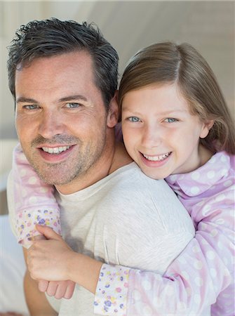 portrait of a daughter hugging her father - Father carrying daughter piggyback Foto de stock - Sin royalties Premium, Código: 6113-07243011