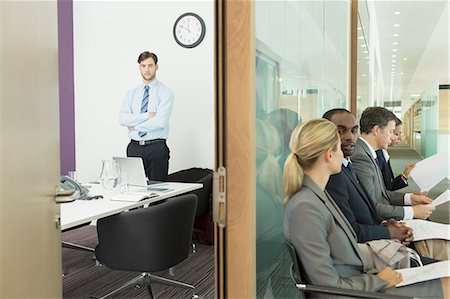 Businessman standing in office and business people in corridor Photographie de stock - Premium Libres de Droits, Code: 6113-07243153