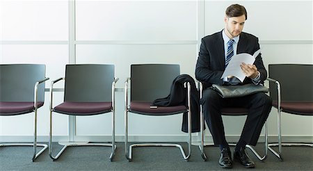 entrevista - Businessman sitting in waiting area Foto de stock - Sin royalties Premium, Código: 6113-07243152