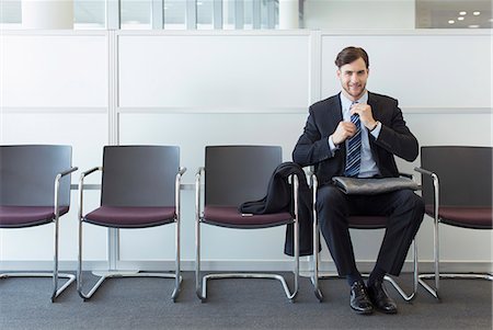 reclutar - Businessman sitting in waiting area Foto de stock - Sin royalties Premium, Código: 6113-07243156