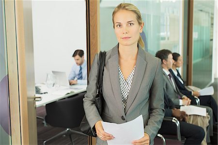 doorway - Businesswoman standing in office Foto de stock - Sin royalties Premium, Código: 6113-07243163