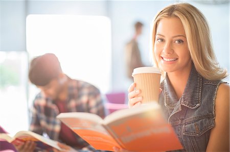 student reading - University student reading and drinking coffee Foto de stock - Sin royalties Premium, Código: 6113-07243273