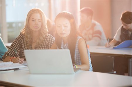 University students using laptop in classroom Photographie de stock - Premium Libres de Droits, Code: 6113-07243281