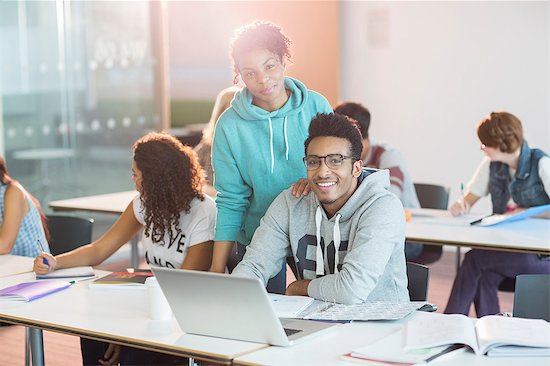University students using laptop in classroom Photographie de stock - Premium Libres de Droits, Le code de l’image : 6113-07243291