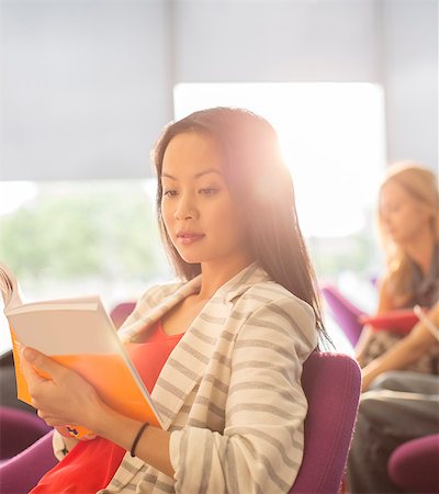 University student reading in lounge Foto de stock - Sin royalties Premium, Código: 6113-07243351