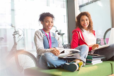 University students smiling on bench Photographie de stock - Premium Libres de Droits, Code: 6113-07243369