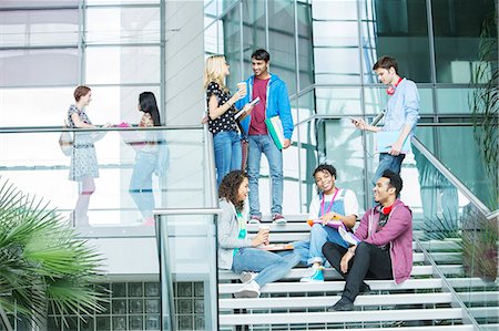 simsearch:6113-07243371,k - University students relaxing on steps Foto de stock - Sin royalties Premium, Código: 6113-07243312