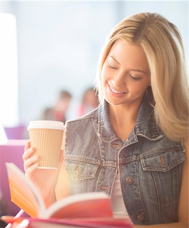 estudiante (mujer) - Woman reading and drinking coffee Foto de stock - Sin royalties Premium, Código: 6113-07243316