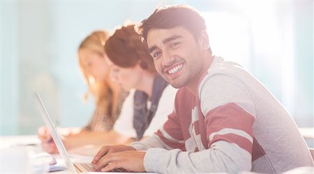 simsearch:614-01702142,k - University student smiling in classroom Foto de stock - Royalty Free Premium, Número: 6113-07243329