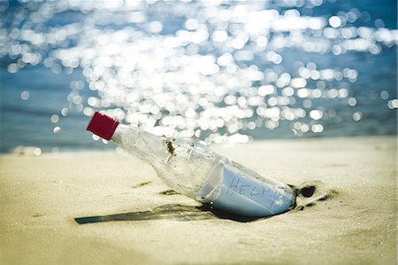 Message in bottle on beach Foto de stock - Royalty Free Premium, Número: 6113-07243448