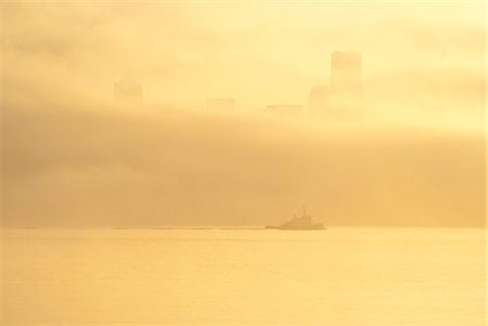 schlepper (boot) - Silhouette of tugboat and fog over city skyline Stockbilder - Premium RF Lizenzfrei, Bildnummer: 6113-07243437