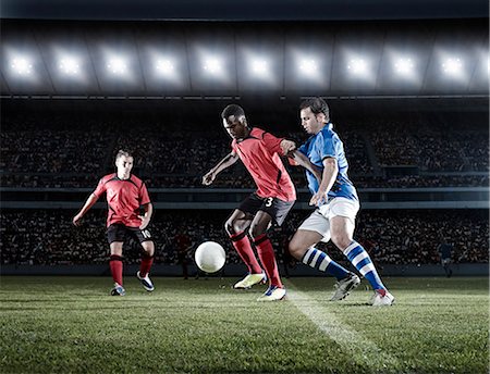 Soccer players with ball on field Foto de stock - Sin royalties Premium, Código: 6113-07310543