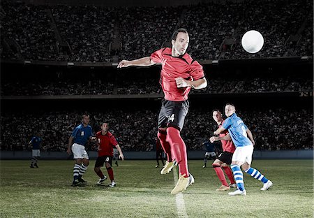 Soccer player jumping on field Photographie de stock - Premium Libres de Droits, Code: 6113-07310547
