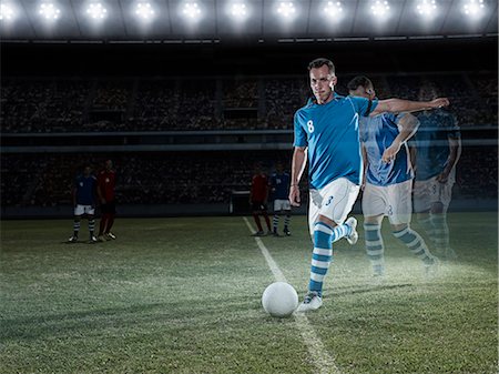 stade sportif - Soccer player approaching ball on field Photographie de stock - Premium Libres de Droits, Code: 6113-07310557