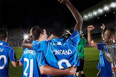 Soccer team cheering on field Foto de stock - Sin royalties Premium, Código: 6113-07310556