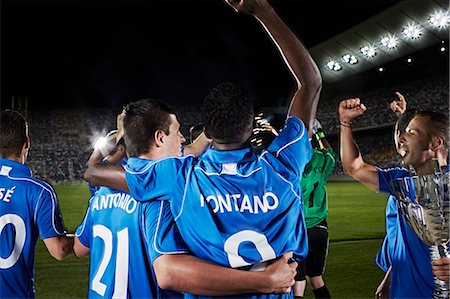 stade sportif - Soccer team cheering on field Photographie de stock - Premium Libres de Droits, Code: 6113-07310556