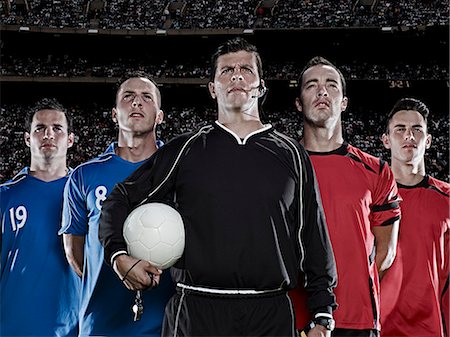 fútbol - Soccer teams and referee standing in stadium Foto de stock - Sin royalties Premium, Código: 6113-07310572