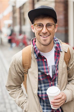 Man with cup of coffee on city street Photographie de stock - Premium Libres de Droits, Code: 6113-07542440