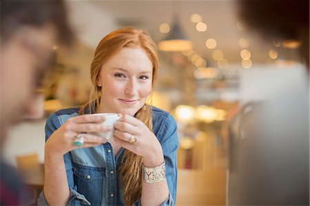 Friends enjoying coffee in cafe Foto de stock - Sin royalties Premium, Código: 6113-07542481