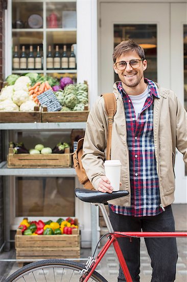 Man with coffee cup and bicycle on city street Foto de stock - Sin royalties Premium, Código de la imagen: 6113-07542492