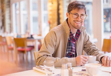 simsearch:6113-07542440,k - Man enjoying cup of coffee in cafe Foto de stock - Royalty Free Premium, Número: 6113-07542411