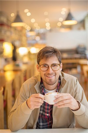 simsearch:6113-07542440,k - Man drinking coffee in cafe Foto de stock - Royalty Free Premium, Número: 6113-07542420