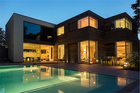 Modern house and swimming pool illuminated at dusk Foto de stock - Sin royalties Premium, Código: 6113-07542646