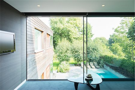 photographic images of glass - Modern house overlooking swimming pool Foto de stock - Sin royalties Premium, Código: 6113-07542659