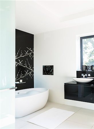 simsearch:6113-07565248,k - Wall art and soaking tub in modern bathroom Photographie de stock - Premium Libres de Droits, Code: 6113-07542671