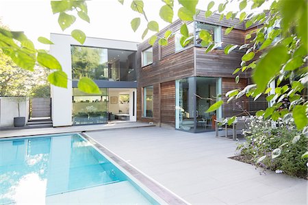 swimming pool trees nobody - Modern house with swimming pool Foto de stock - Sin royalties Premium, Código: 6113-07542674