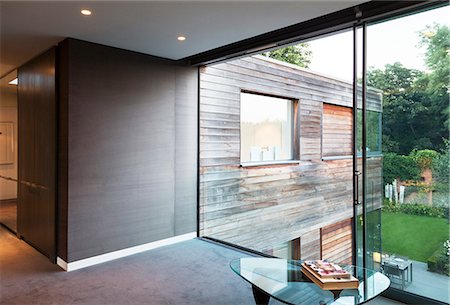 Glass wall of modern house Photographie de stock - Premium Libres de Droits, Code: 6113-07542676