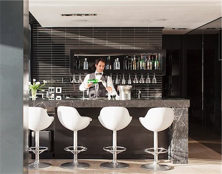 Waiter making drinks in bar Stockbilder - Premium RF Lizenzfrei, Bildnummer: 6113-07542685