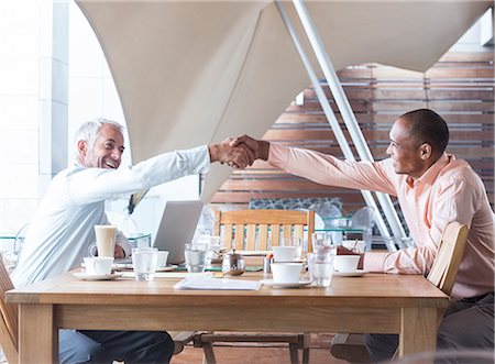 simsearch:6113-07160434,k - Businessmen shaking hands in meeting Foto de stock - Sin royalties Premium, Código: 6113-07542612